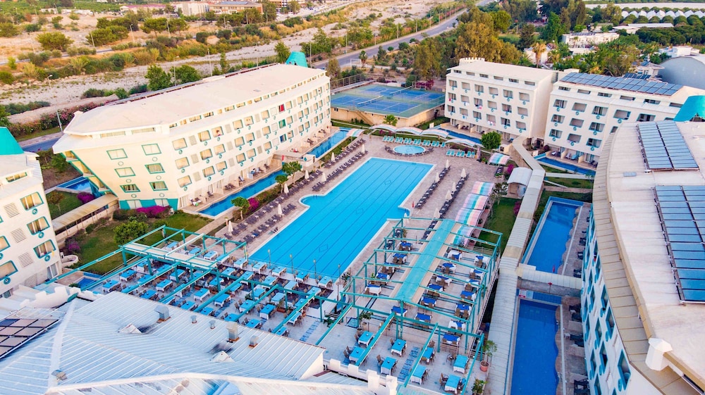 Daima Biz Hotel - Dolusu Aquapark Access - All inclusive — Pool in Kemer