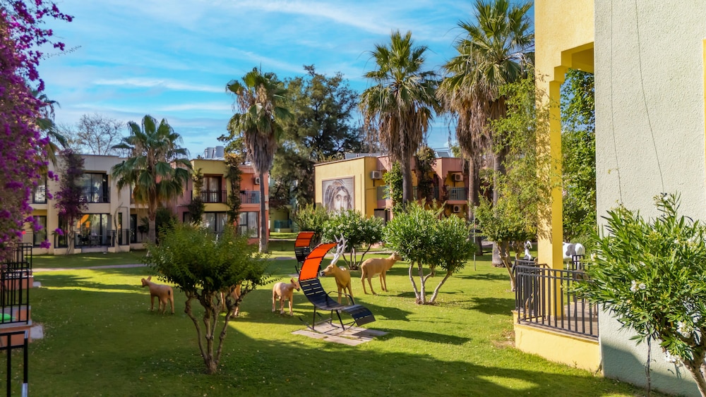VONRESORT Golden Beach - All Inclusive — Hotel building in Side