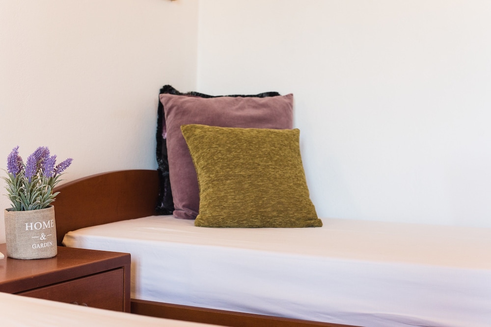 Yiannis Manos — Hotel rooms in Malia