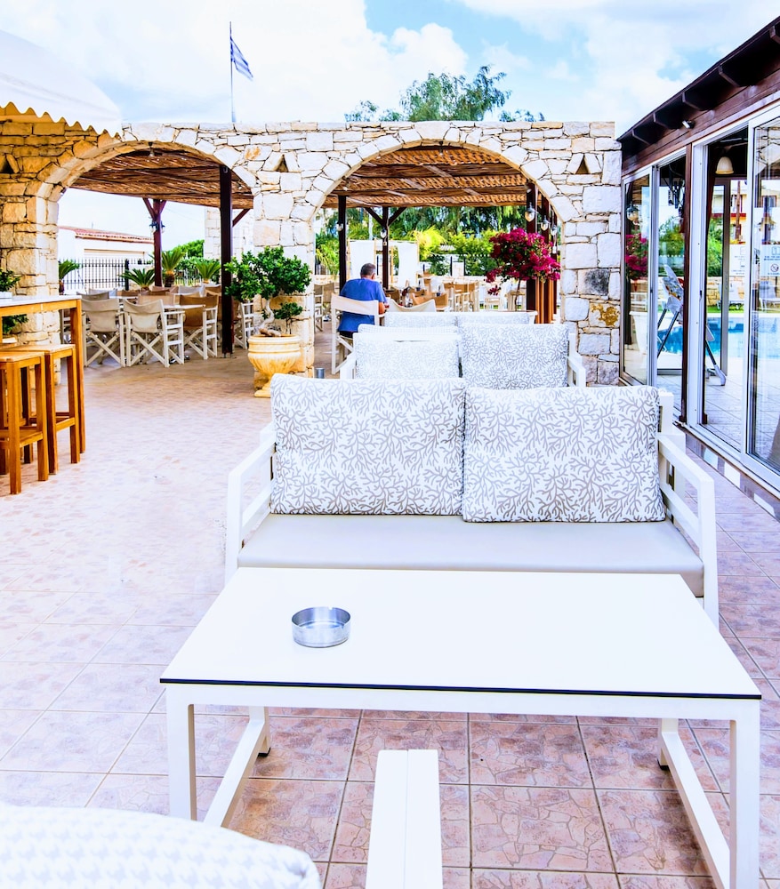 Yiannis Manos — Restaurant & bars in Malia