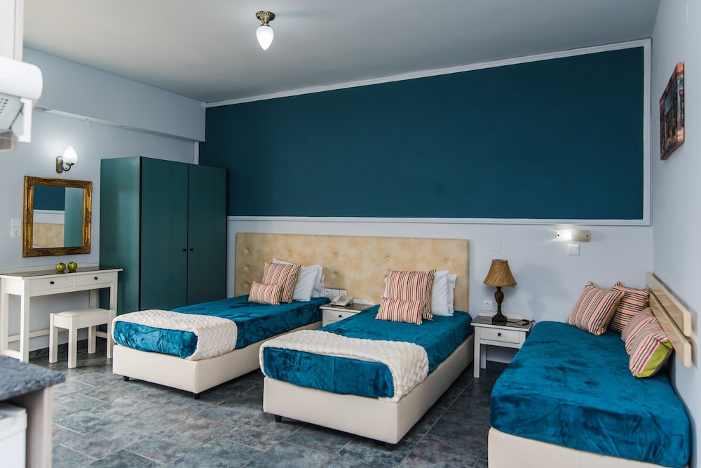 Yiannis Manos — Hotel rooms in Malia