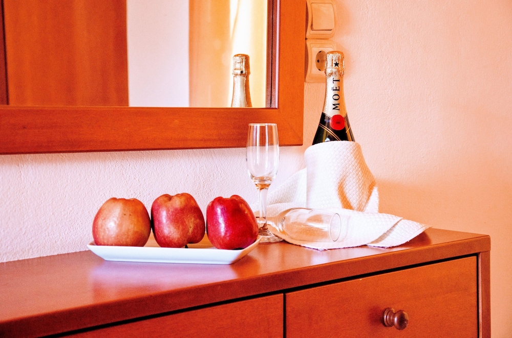 Yiannis Manos — Hotel rooms in Malia