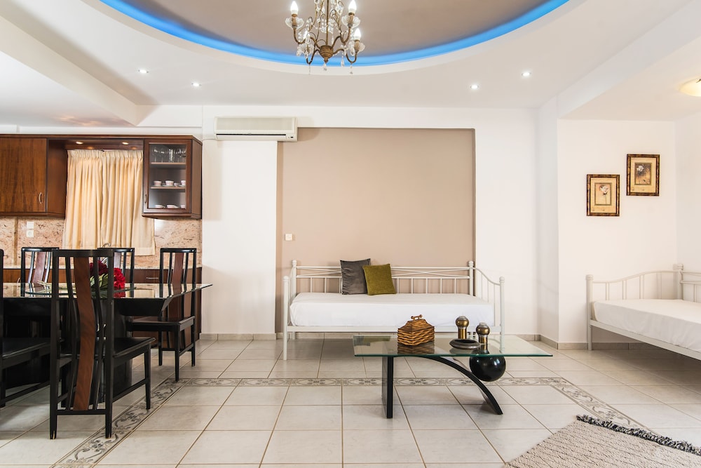 Yiannis Manos — Hotel rooms in Malia