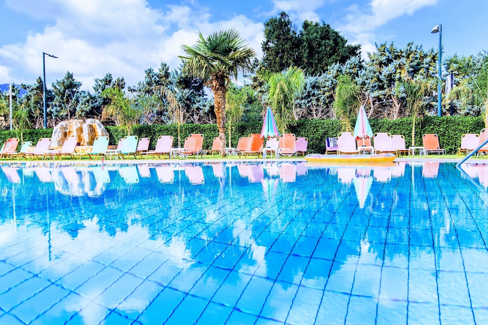 Yiannis Manos — Swimming pool in Malia