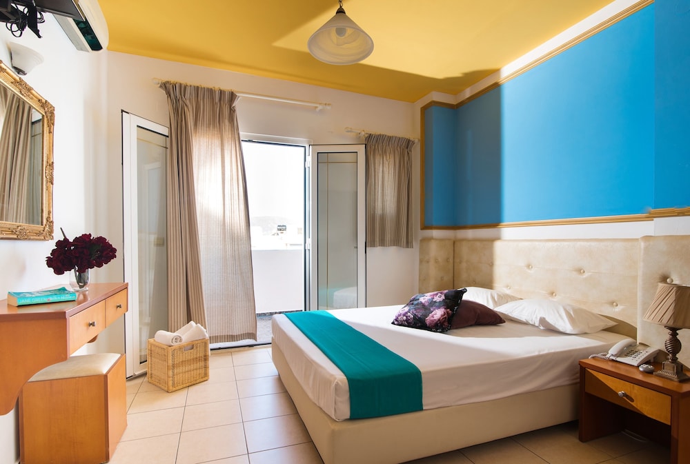 Yiannis Manos — Hotel rooms in Malia