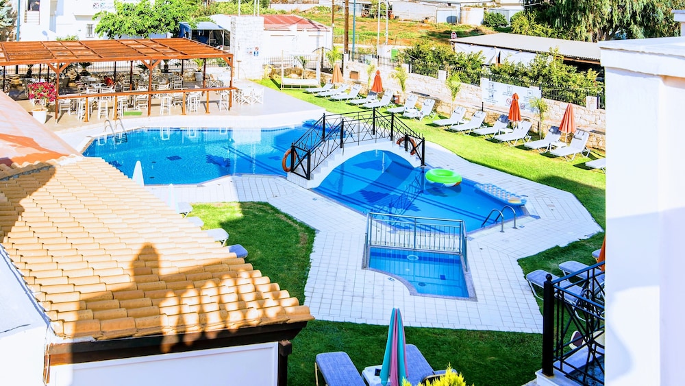 Yiannis Manos — Swimming pool in Malia