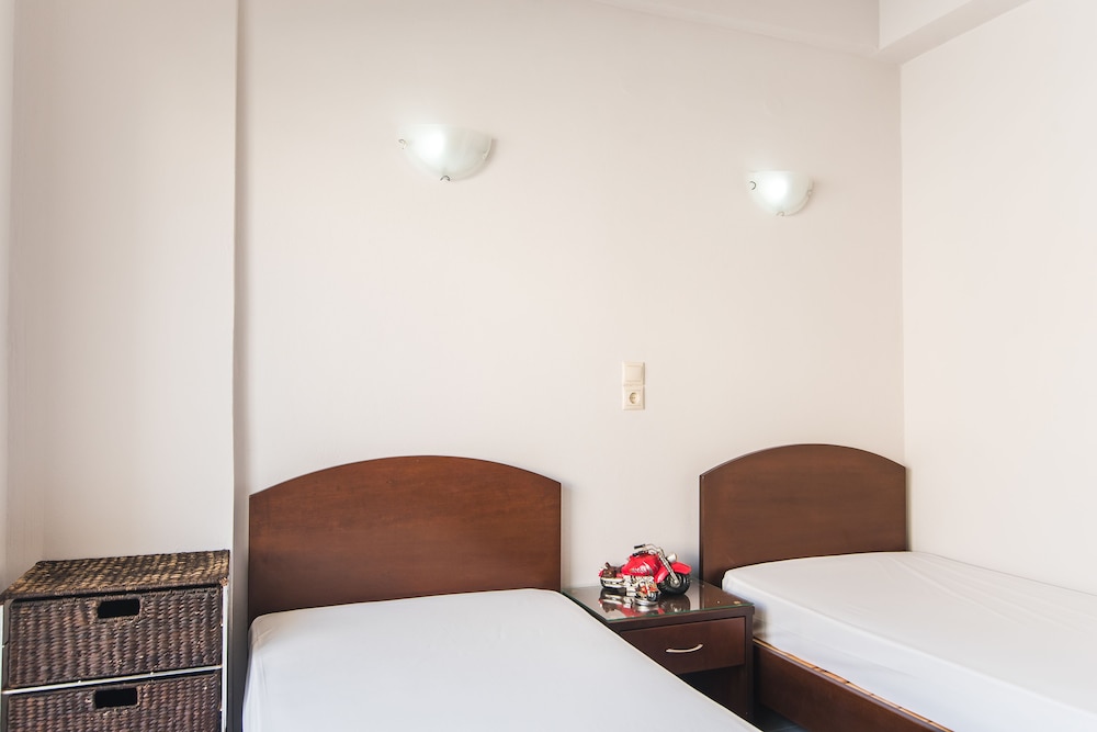 Yiannis Manos — Hotel rooms in Malia