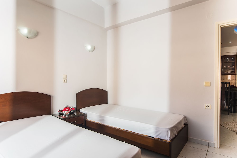 Yiannis Manos — Hotel rooms in Malia