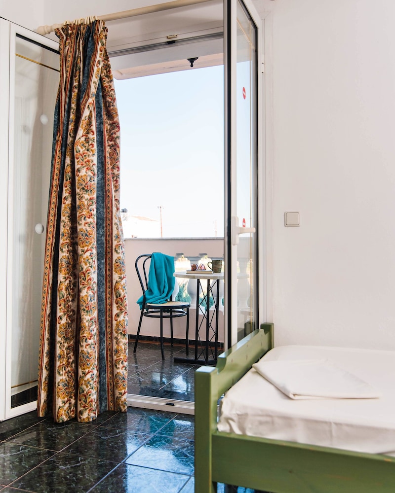 Yiannis Manos — Hotel rooms in Malia