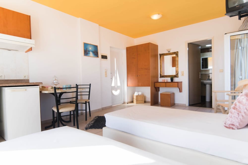 Yiannis Manos — Hotel rooms in Malia
