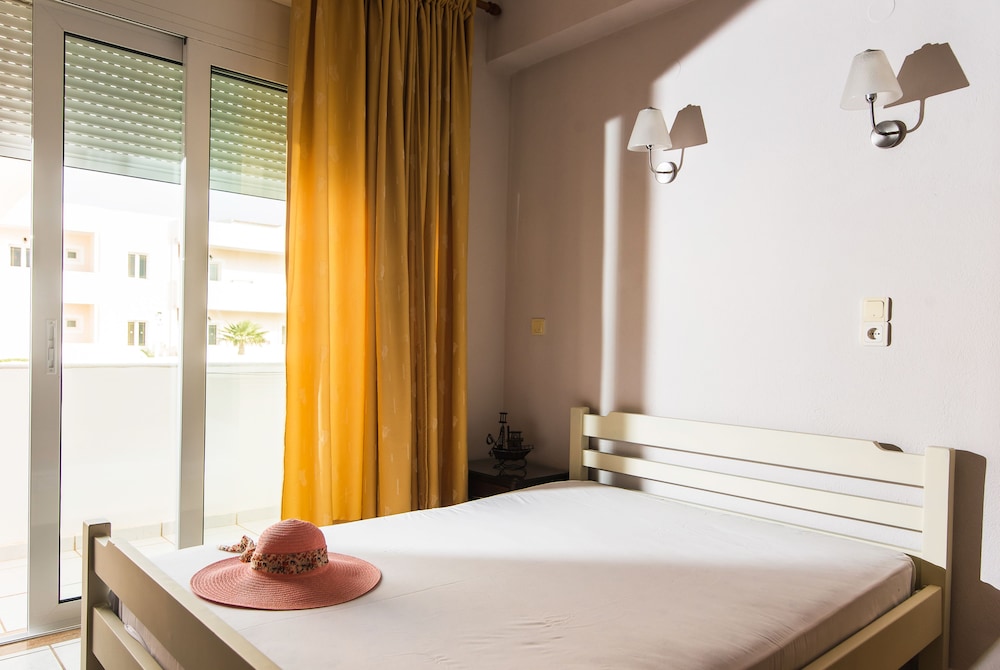 Yiannis Manos — Hotel rooms in Malia