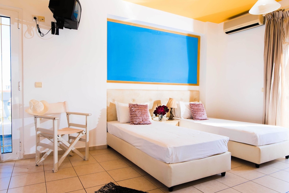 Yiannis Manos — Hotel rooms in Malia