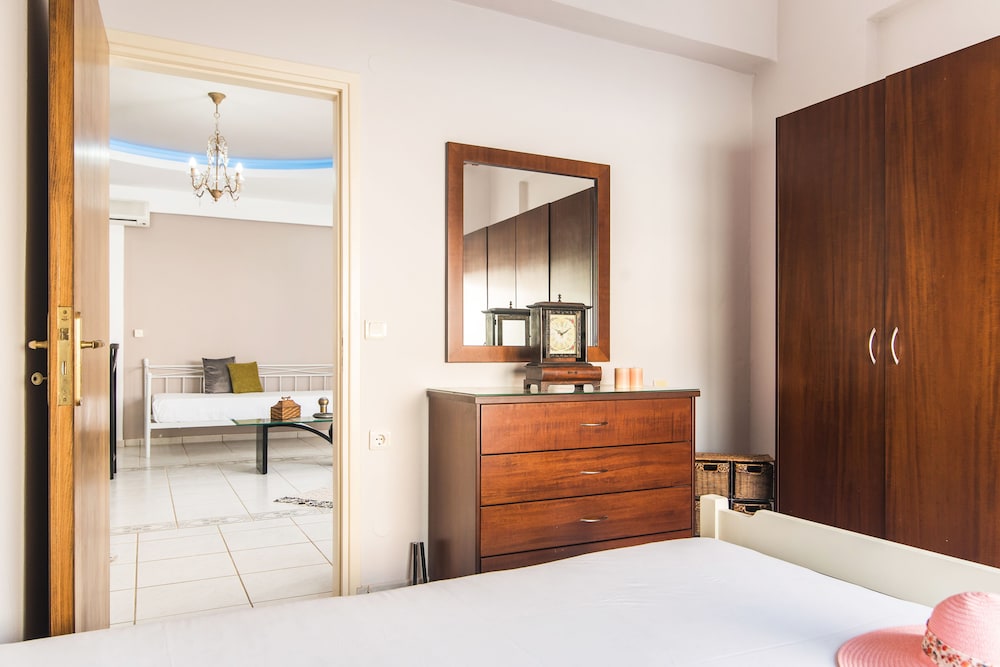 Yiannis Manos — Hotel rooms in Malia