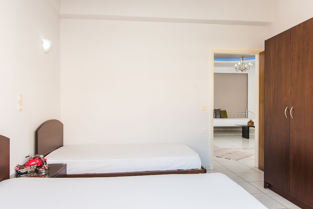 Yiannis Manos — Hotel rooms in Malia