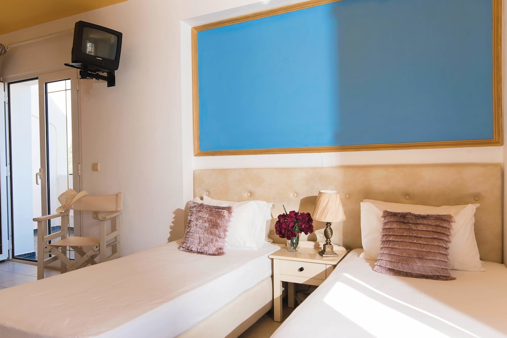 Yiannis Manos — Hotel rooms in Malia