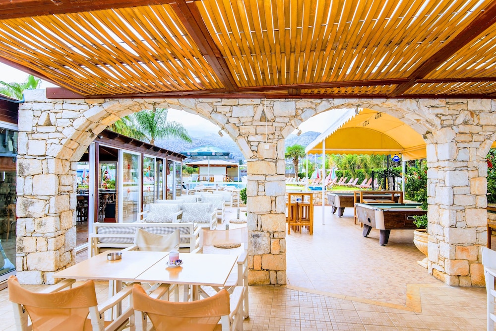 Yiannis Manos — Restaurant & bars in Malia
