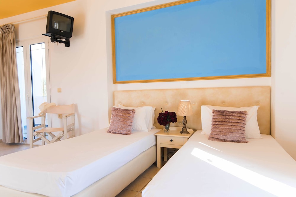 Yiannis Manos — Hotel rooms in Malia