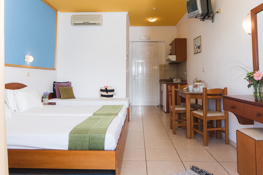Yiannis Manos — Hotel rooms in Malia