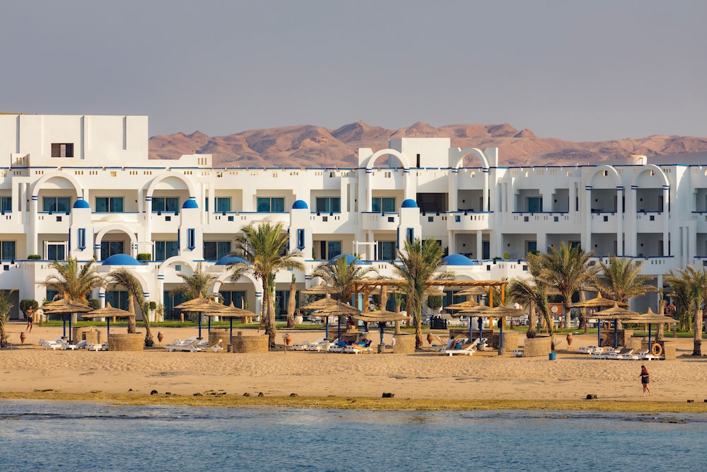 Coral Sun Beach — Hotel building in El Quseir, Red Sea