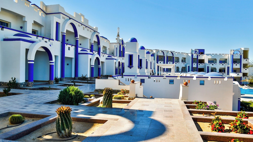 Coral Sun Beach — Hotel building in El Quseir, Red Sea