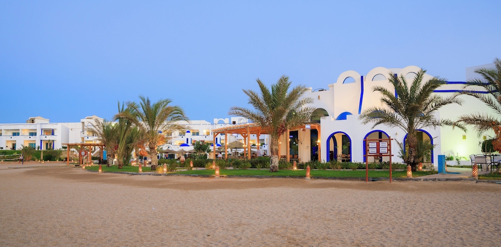 Coral Sun Beach — Hotel building in El Quseir, Red Sea
