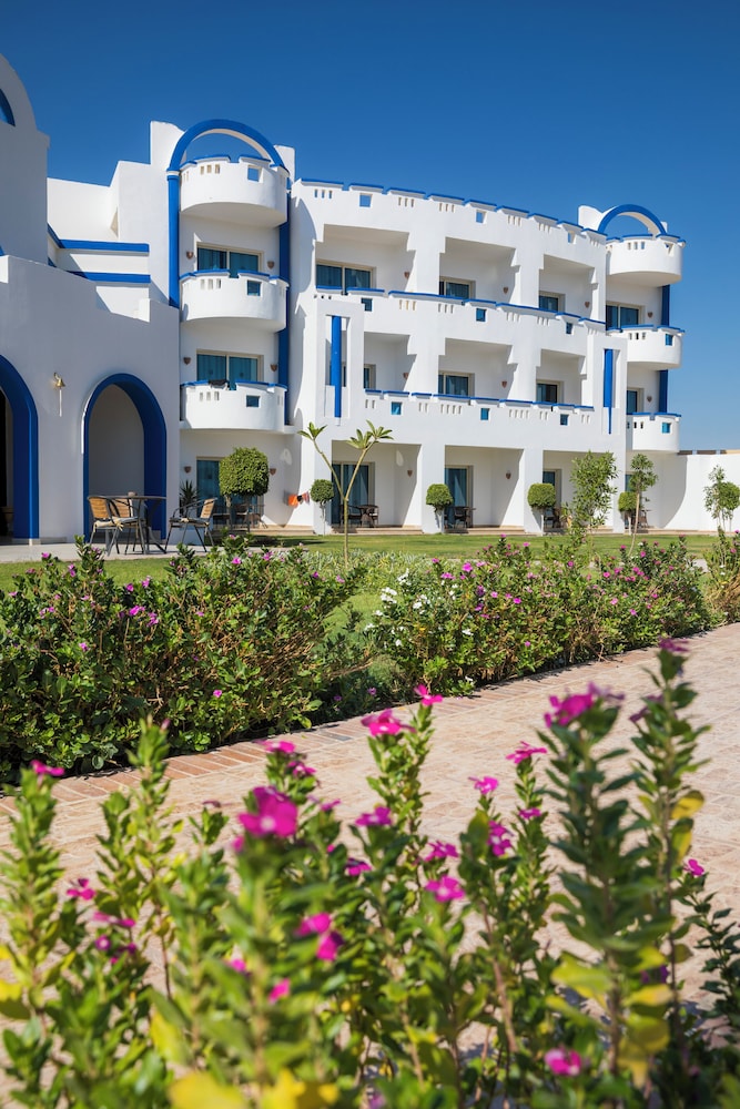 Coral Sun Beach — Hotel building in El Quseir, Red Sea