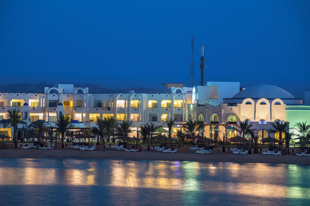 Coral Sun Beach — Hotel building in El Quseir, Red Sea