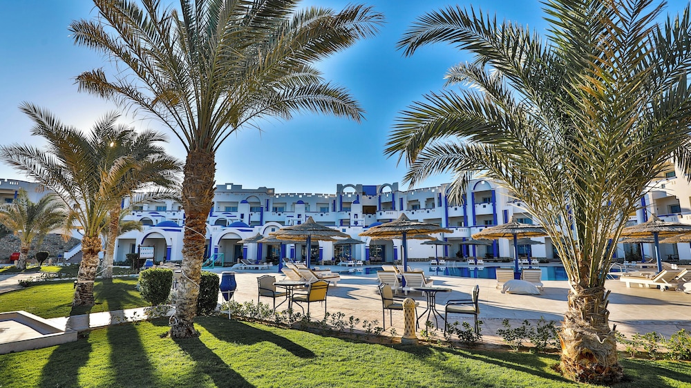 Coral Sun Beach — Hotel building in El Quseir, Red Sea