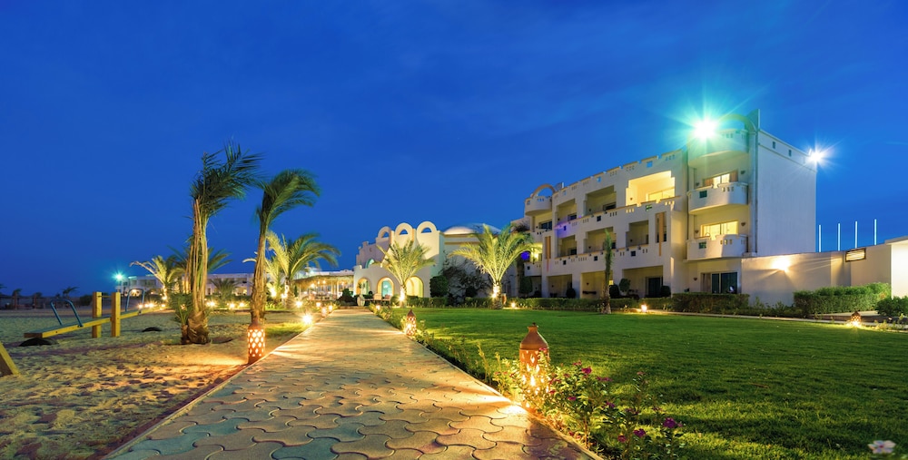 Coral Sun Beach — Hotel building in El Quseir, Red Sea
