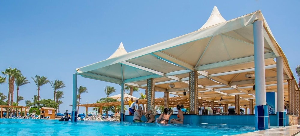 Continental Hotel Hurghada — Swimming pool in Hurghada, Red Sea