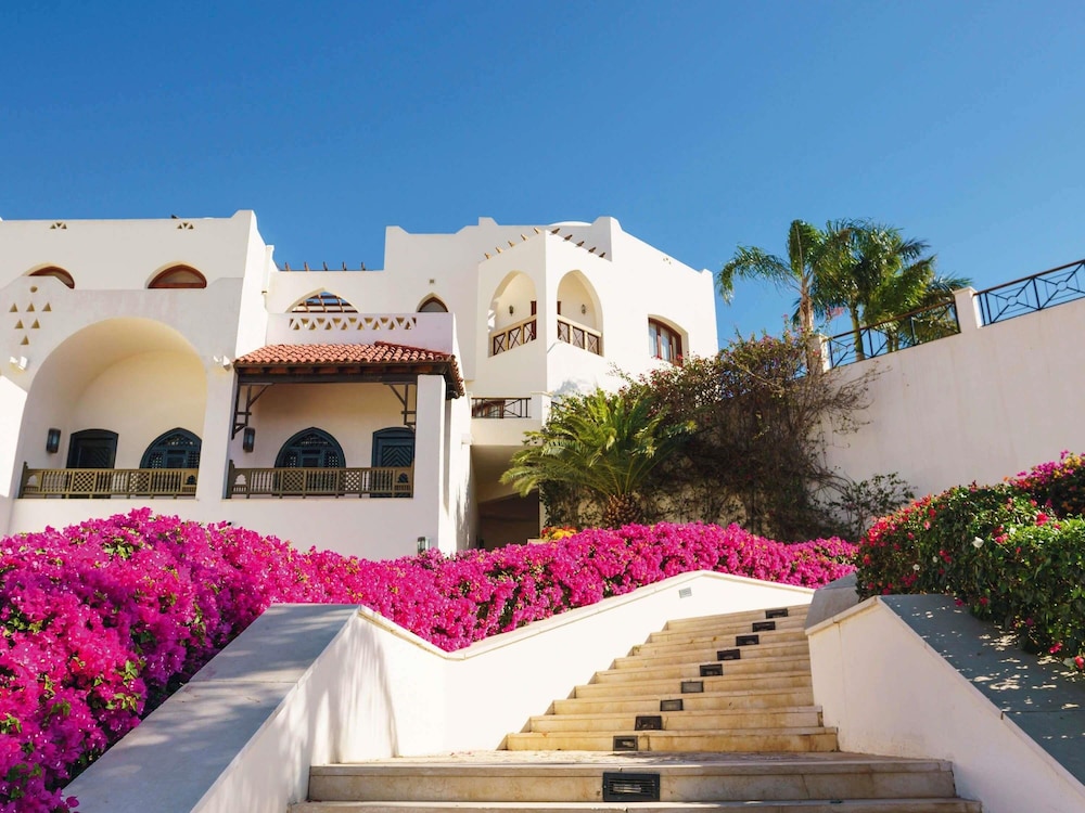 Mövenpick Resort Sharm El Sheik Naama Bay — Hotel building in Sharm El Sheikh, Red Sea