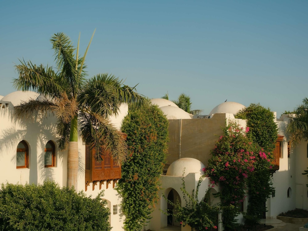 Mövenpick Resort Sharm El Sheik Naama Bay — Hotel building in Sharm El Sheikh, Red Sea
