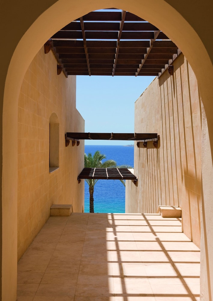 Mövenpick Resort Sharm El Sheik Naama Bay — Hotel building in Sharm El Sheikh, Red Sea