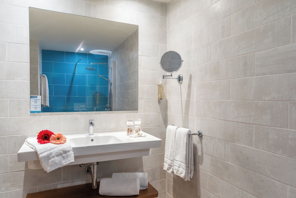 HOVIMA La Pinta Beachfront Family Hotel — Hotel rooms in Costa Adeje, Canary Islands