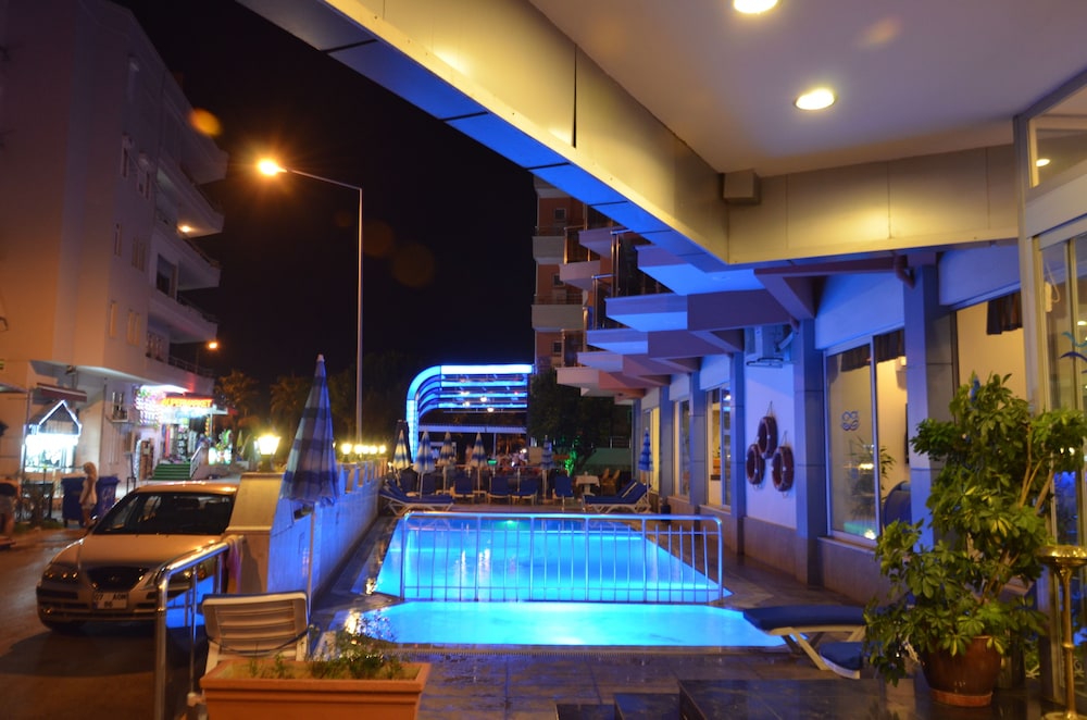 Kleopatra Balik Hotel — Swimming pool in Alanya