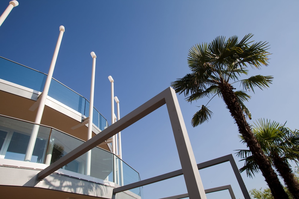 Aqualux Hotel Spa & Suite — Hotel building in Bardolino, Veneto