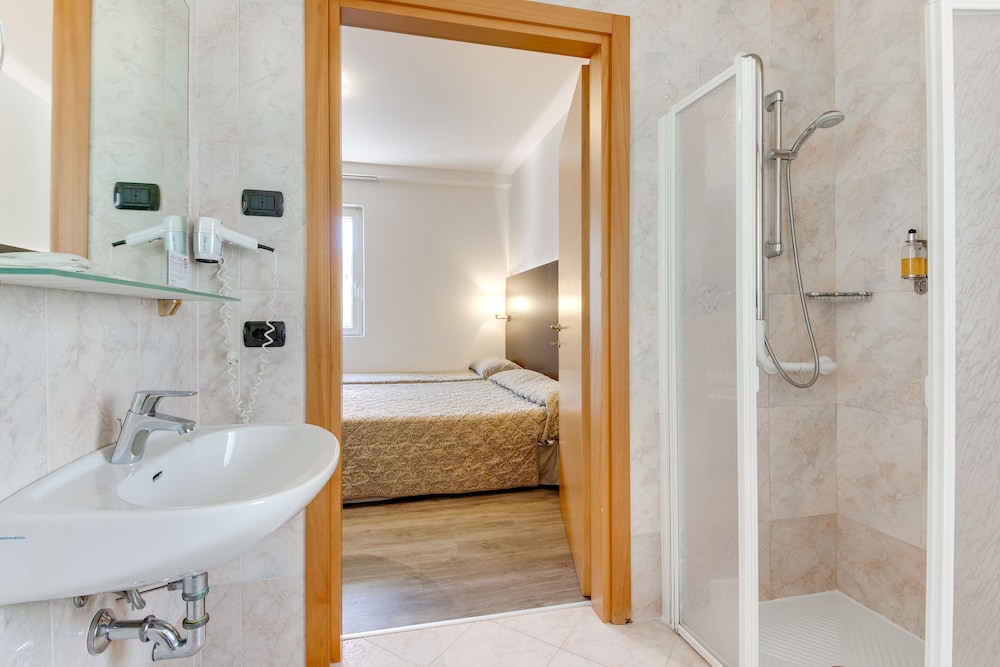Hotel Bonotto — Hotel rooms in Desenzano del Garda, Lombardy