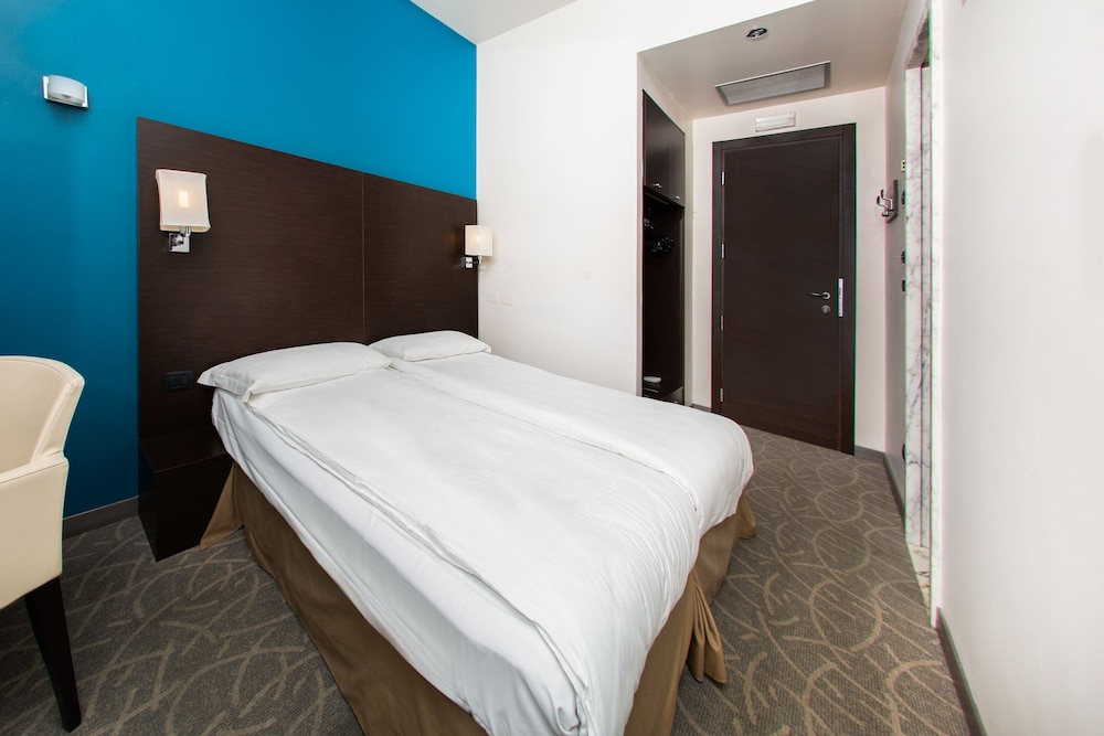 Hotel Bonotto — Hotel rooms in Desenzano del Garda, Lombardy