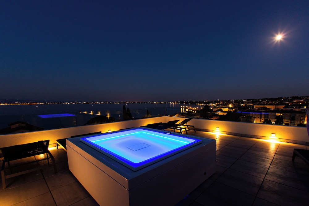 Hotel Bonotto — Swimming pool in Desenzano del Garda, Lombardy