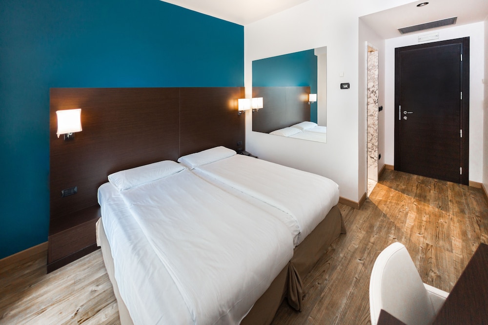 Hotel Bonotto — Hotel rooms in Desenzano del Garda, Lombardy
