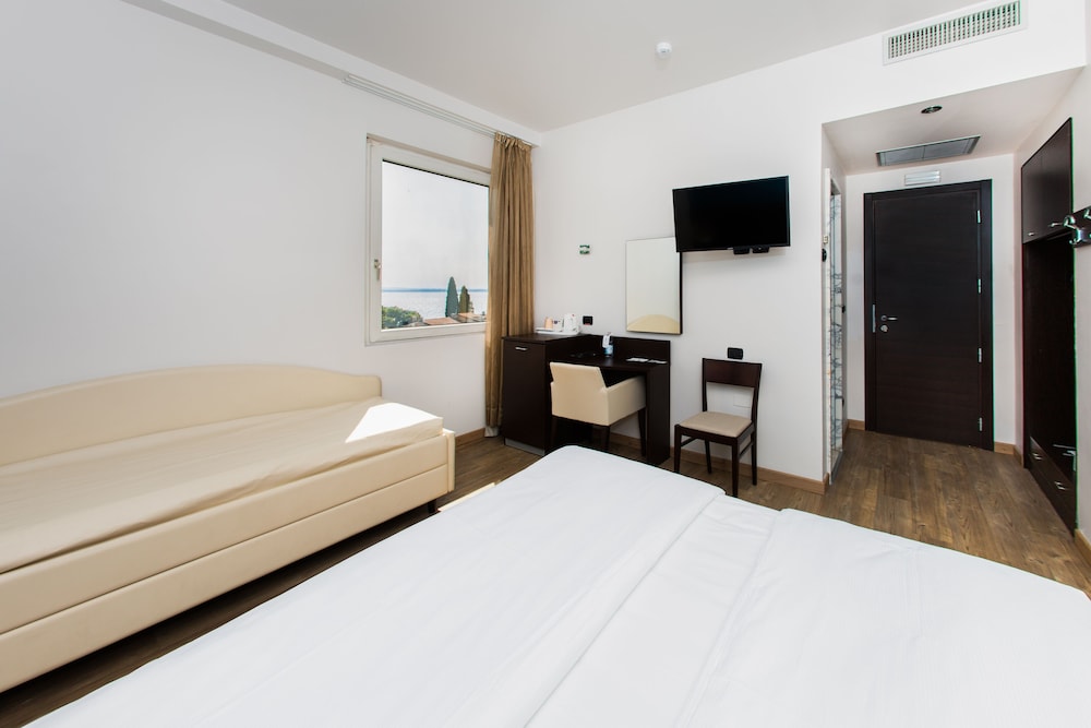 Hotel Bonotto — Hotel rooms in Desenzano del Garda, Lombardy