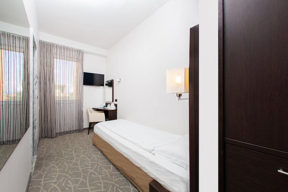 Hotel Bonotto — Hotel rooms in Desenzano del Garda, Lombardy
