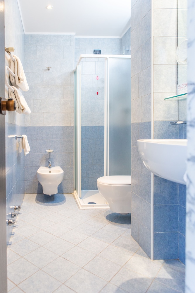 Hotel Bonotto — Hotel rooms in Desenzano del Garda, Lombardy