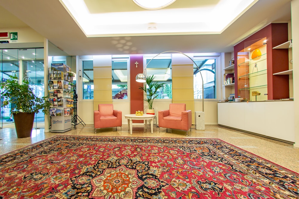 Hotel Bonotto — Hotel building in Desenzano del Garda, Lombardy