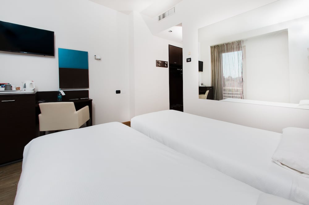 Hotel Bonotto — Hotel rooms in Desenzano del Garda, Lombardy