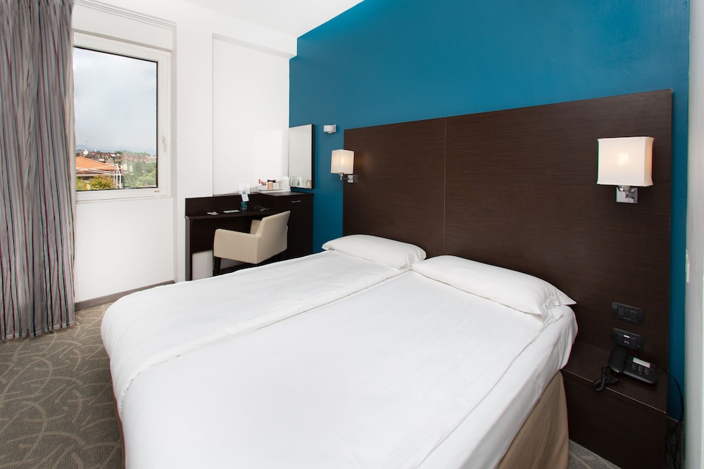 Hotel Bonotto — Hotel rooms in Desenzano del Garda, Lombardy