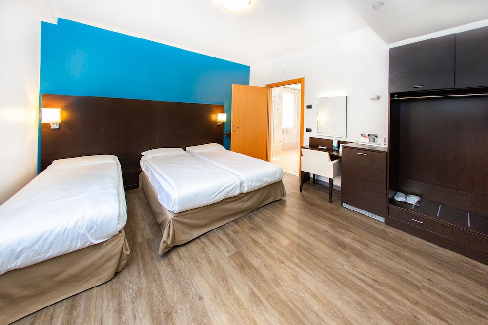 Hotel Bonotto — Hotel rooms in Desenzano del Garda, Lombardy
