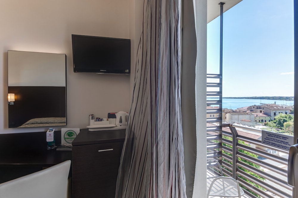Hotel Bonotto — Hotel rooms in Desenzano del Garda, Lombardy