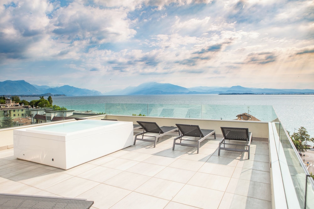 Hotel Bonotto — Swimming pool in Desenzano del Garda, Lombardy