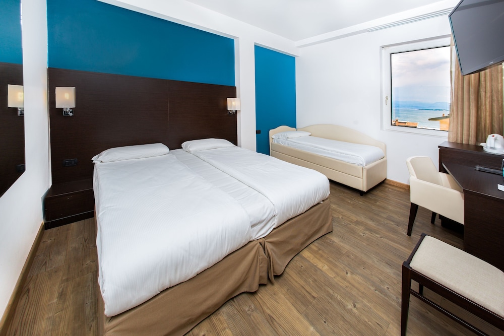 Hotel Bonotto — Hotel rooms in Desenzano del Garda, Lombardy